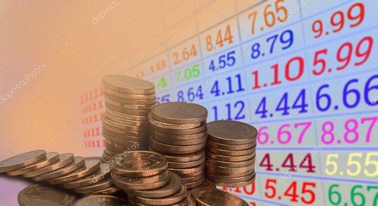 Trader che osserva un monitor con grafici su oro e derivati