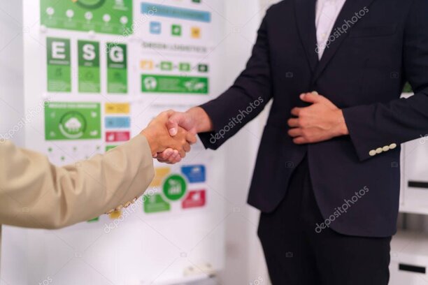 Riunione di board di un investitore istituzionale con documenti di investimento sul tavolo