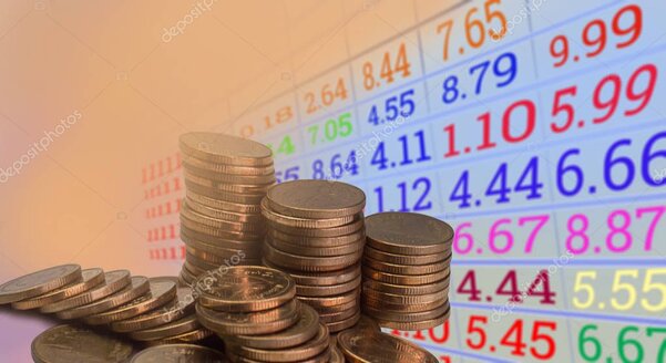 Trader che osserva un monitor con grafici su oro e derivati