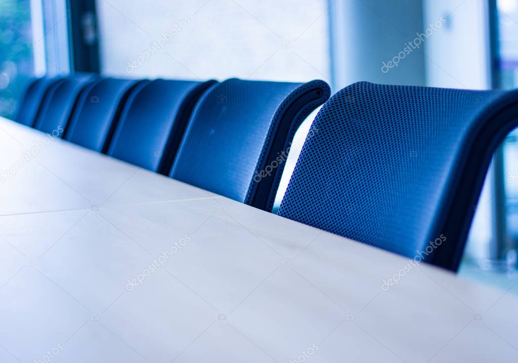 Riunione di un comitato investimenti attorno a un tavolo