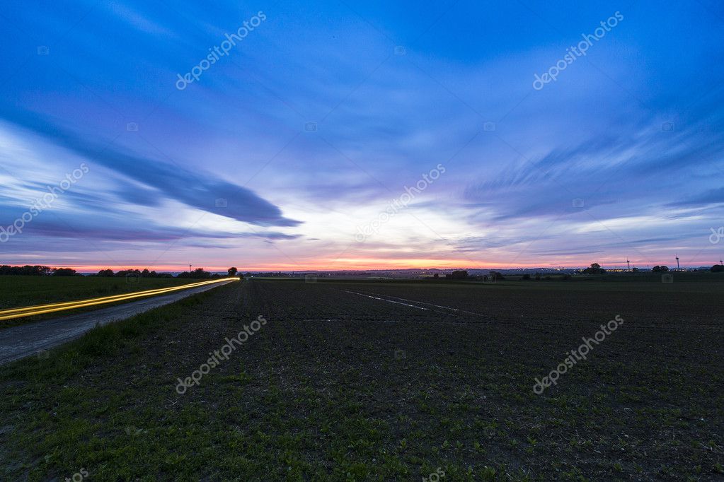 Strada che si perde all’orizzonte come simbolo di lungo periodo