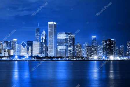 Vista di un centro finanziario internazionale con grattacieli e luci serali