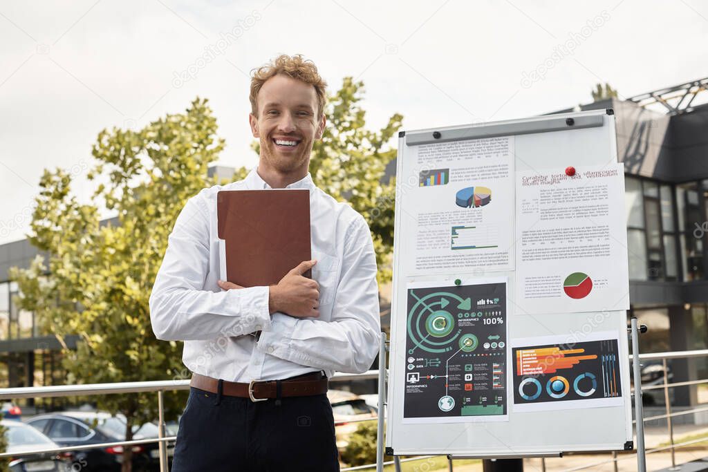 Analisi di un portafoglio investimenti con grafici su un tavolo di lavoro