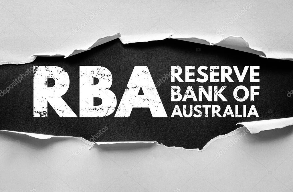 Responsabili tesoreria che analizzano flussi di cassa e liquidità