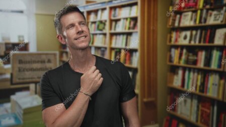 Ambiente raccolto con libreria e luce soffusa che richiama studio e pensiero critico