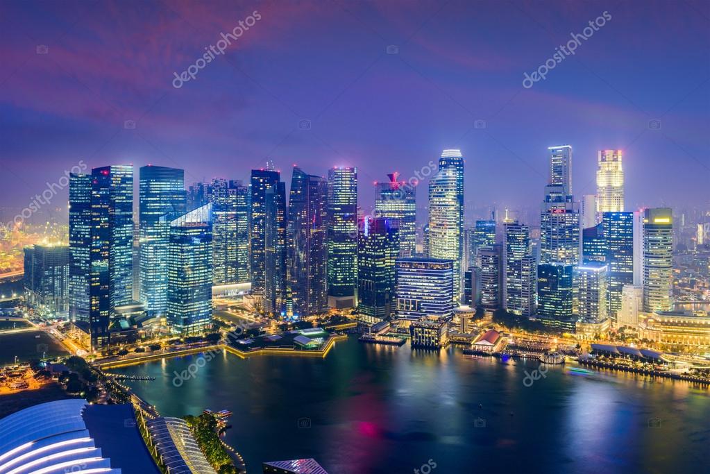 Skyline notturno del distretto finanziario di Singapore