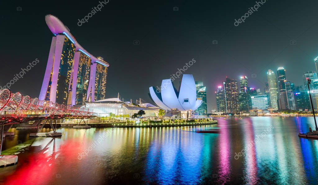 Marina Bay a Singapore con edifici finanziari sullo sfondo