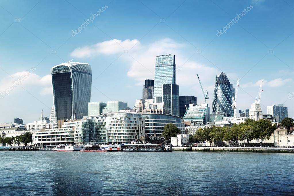 Vista della City di Londra con grattacieli e fiume