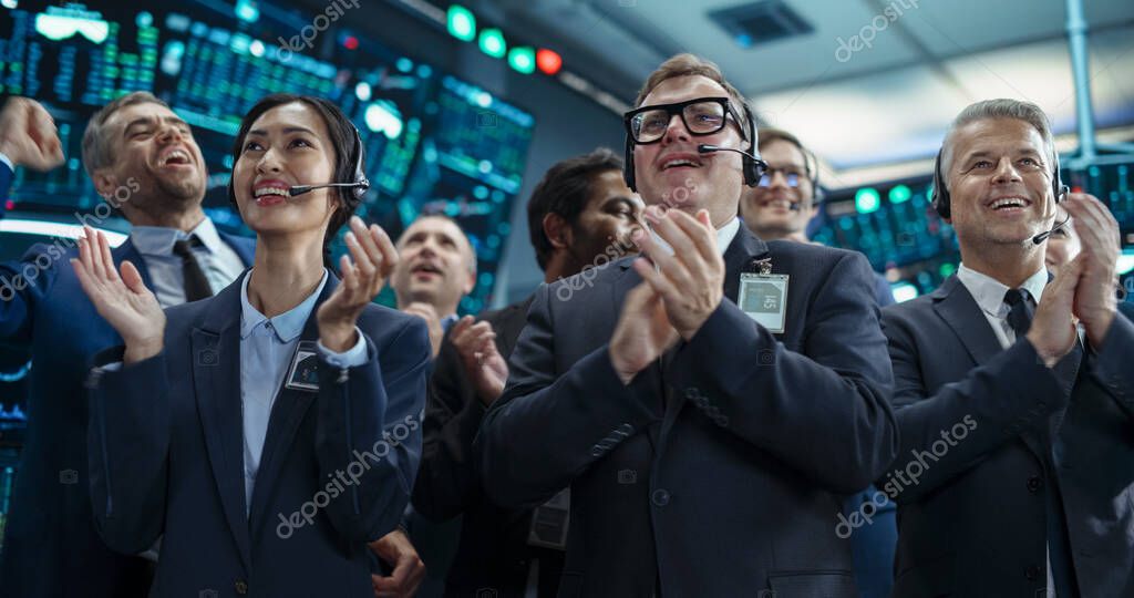 Sala trading internazionale con schermi e broker al lavoro